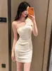 Vestido Curto Atmosférico de Um Ombro para Mulheres, Branco, Cinchado na Cintura, Slim Fit, Adequado para Banquetes, Festas, Trabalho, Vestido Mini Bodycon Versátil