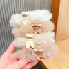 Cuerda para el pelo de anillo peludo color té con leche de otoño e invierno, oso fresa de dibujos animados, funda de cuero de felpa, café, diadema popular de cabeza de bola