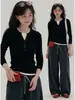 Diseño único, estilo nicho, camisa base de punto ajustada tipo dos piezas falsas para mujer, nuevo top negro para capas de principios de otoño con cuello redondo