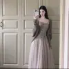 Traje de estilo delicado para o início do outono: cardigã de malha com mangas morcego para mulheres + conjunto emagrecedor com saia de suspensório de renda