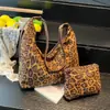 Bolsa de Ombro Moda Transfronteiriça para Mulheres Outono e Inverno 2026 Nova Bolsa Tote Grande Capacidade Estampa de Leopardo para Trabalho e Deslocamento Bolsa de Ombro