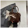 Bolso de mano pequeño exquisito transfronterizo para mujer 2026 nuevo bolso de hombro con patrón tejido para el trabajo y los desplazamientos bolso cruzado tipo cubo