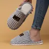 Nuevas zapatillas de felpa de algodón silenciosas para mujer para el hogar, transfronterizas, para otoño e invierno, zapatillas cálidas posparto, ajuste holgado, disponibles para dropshipping de pedidos pequeños