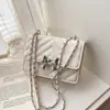 Bolso de cadena de moda de lujo ligero inspirado en Chanel 2025 nuevo modelo nicho versátil texturizado para hombro y cruzado moderno