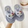 Lindas nuevas zapatillas de algodón estilo casero con suela gruesa para otoño e invierno 2026 para dormitorios de estudiantes, zapatillas peludas antideslizantes para interiores para mujer