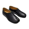 Sapatos femininos de couro europeus com biqueira dividida, novo estilo outono 2026, sapatos de salto baixo com corte profundo
