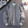 Suéter cardigan de manga comprida com gola de baseball para primavera e outono para homens, novo estilo coreano, caimento solto, tricô casual em blocos de cor para jovens