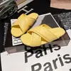 Sandálias Femininas Slip-On Abertas na Ponta com Tiras Cruzadas Trançadas 2026 Verão Planas Versáteis Confortáveis para Praia e Férias