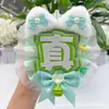Qizhenkai Pingente de Crachá com Letra Única Tecido Não Tecido Produto Artesanal Suporte para Shows de Celebridades Ornamento Pendurado Refletivo