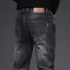 Jeans skinny ajustados de alta gama para hombre en negro y gris de Hong Kong, estilo delgado de verano 2026 con estampado en el bolsillo