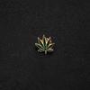 Europa y Estados Unidos broche retro pin personalidad creativo hoja de arce aleación goteo aceite hoja insignia ramillete ventas directas de fábrica