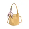 Al por mayor la popular bolsa de cubo fresca de este año para llevar en la mano para mujer 2026 otoño nuevo bolso tejido de un solo hombro bandolera bolsa para madre e hijo