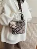 Bolso de Mano Estilo Coreano de Nicho con Estampado de Leopardo, Bolso Cubo para Mujer, Nuevo Modelo Primavera 2026, Bolso de Hombro Cruzado Elegante de Alta Calidad