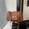 Nuevo diseño de moda con lazo, simple, casual, retro, color liso, bolso pequeño cuadrado de un solo hombro para debajo del brazo de verano 2026 para mujer