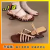 Sandalias Únicas de Diseño con Tira Fina Adornada y Tacón Irregular 2026 Verano Nuevas Sandalias Deslizables de Doble Uso Estilo Vacacional Perezoso para Mujer