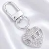 Lujo Ligero Chapado en Oro Full Diamante Charm Hebilla en Forma de D Colgante Hueco en Forma de Corazón Accesorios para Bolsos Llaves Fábrica Stock Mayorista