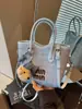 Tela de Alta Calidad con un Tacto Elegante y Sofisticado, Bolso Cruzado de Viaje Exquisito de Moda con Letras de Celebridad de Internet 2026