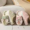 Chinelos de Algodão com Laço Transfronteiriço Sola Grossa Doce Laço Pelúcia Chinelos Femininos Outono e Inverno Fofos Chinelos de Algodão Pelúcia Inverno