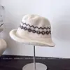 Chapéu de Lã Tricotado Quente à Prova de Frio Estilo Étnico de Inverno para Mulheres Chapéu de Pescador Plush Espessado Estilo Coreano Combinação de Cores Versátil Tendência