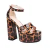 Sandálias de Verão 2023 peep toe de microfibra estilo Europeu e Americano com fivela sandálias peep toe plataforma salto alto grosso 40-43 sapatos de comércio exterior