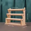 Soporte de exhibición de pulseras y joyas de madera maciza y cristal para vendedores ambulantes, mostrando cuentas, relojes, pulseras, coleteros y otras joyas coleccionables.