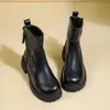 Botas estilo Martin com zíper lateral retrô para mulheres, nova coleção outono/inverno 2026, com sola grossa, salto tratorado, tornozeleiras, couro macio, forradas com fleece e botas quentes de algodão