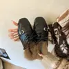 Zapatillas Baotou de moda, marcando la tendencia en decoración del hogar.