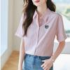 Camisa Rayada Sencilla y Refrescante para Mujer, Nuevo Estilo Verano 2025, Insignia con Forma de Corazón, Top de Manga Corta para Mujer para el Trabajo con Estampado Tridimensional