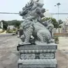 Un par de grandes adornos de qilin de piedra azul tallada en piedra para entrada de villa, empresa, hotel, fábrica y patio, hechos de piedra natural