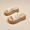 Sandalias de Plataforma Versátiles de Suela Gruesa para Playa Estilo Perezoso Nuevo para Personas Bajas 2026 Sandalias de Tira Única Fruncidas para Mujer Verano Uso Exterior