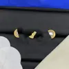 Pendientes de botón con letras y logo de marca de lujo europea y americana transfronteriza, versión de alta gama nueva, pendientes de trébol de cuatro hojas con aguja de plata para mujer, venta al por mayor