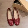 Sapatos Mary Jane Pretos com Tachas de Camélia Estilo Chanel Aumentadores de Altura 2026 Novo Modelo Sapatos de Salto Único com Laço Elegante