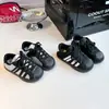 Zapatillas deportivas para niñas con puntera reforzada anti-patadas, nueva colección otoño 2026, calzado deportivo casual ligero versátil para niños y estudiantes