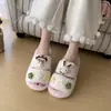 Lindas pantuflas mullidas de estilo femenino para mujer, perfectas para usar en exteriores, nueva colección otoño/invierno 2026, pantuflas de algodón con suela gruesa, de moda y cálidas para uso en interiores