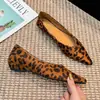 Zapatos de Mujer Slip-On Estilo Nuevo 2025 Versátiles Primavera y Verano Punta Cuadrada Marrón Transpirables Tacón Kitten Bajo para Mujer Sensación de Tacón Bajo