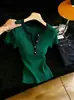 Camiseta de manga curta em seda gelada com design vazado único para mulheres, novo modelo primavera-verão 2026, cor sólida, top de malha elegante e que rejuvenesce