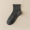 Calcetines blancos y negros para hombres y mujeres, calcetines de media pantorrilla para primavera y otoño, calcetines de algodón transpirables de color liso, calcetines deportivos para parejas, calcetines cortos de verano al por mayor