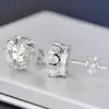 Aretes de Corona de Diamante Blanco Imitación Moissanita Vendidos en Vivo en Douyin Bienestar Diamante de Alto Carbono Super Brillantes Aretes de 1 Quilate