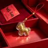 Hoja de Oro 999 Dibujo Animado Dios de la Riqueza Bolsa de la Suerte Gato que Saluda Colgante para Celular Llavero Colgante para Bolsa Regalo de Evento