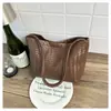 Estilo europeo y americano transfronterizo, tejido retro inspirado en Corea 2026, bolsa de mano y bolso de hombro tipo cubo casual simple de textura suave para mujer