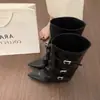 Botas femininas pretas de bico fino, salto grosso e perna larga, com um estiloso design de fivela de cinto, estilo montaria de cano alto, e comprimento que não chega ao joelho, em estilo cowboy ocidental