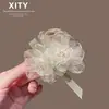 Pinza para el cabello de flor de seda nueva y moderna para mujer, tamaño mediano, dulce y versátil, adecuada para coletas altas y recogidos.