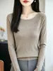 Suéter Andy de lã macio e confortável para mulheres, corte justo, design ombro a ombro, decote único de um ombro, padrão canelado irregular, efeito emagrecedor, perfeito como peça de base ou suéter