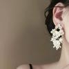 Otoño e Invierno nuevo estilo estilo de lujo ligero estilo retro pendientes de borla de flor blanca nuevo nicho alta sensación joyería para orejas venta al por mayor