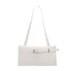 La popular y elegante bolsa de hombro de este año es una bolsa cruzada de charol de alta calidad con hebilla de cinturón, una bolsa baguette de moda para mujer.