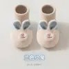 26 Sapatos de Pelúcia Espessos Antiderrapantes para Bebê e Criança Pequena Meias Sapatos Quentes de Solado Macio para Bebê e Criança Pequena Coberturas de Sapato com Aplique de Orelha Pequena