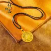 Tienda de Oro Mismo Estilo Dorado Antiguo Color Esmalte Amarillo Atrae Fortuna Dios de la Riqueza Colgante Nuevo Estilo Chino Colgante Dios de la Riqueza Cadena para Suéter