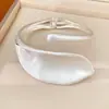 Pulseira aberta em formato de folha, acabamento brilhante fosco, estilo minimalista em metal, única e fashion, pulseira estilo europeu e americano, joia de nicho de luxo leve