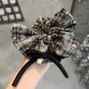 2026 Nuevo Estilo Scrunchie de Tela a Cuadros con Lazo y Perla para el Cabello, Accesorio para el Cabello Versátil y de Moda