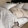 Algodão puro, espessado, tecido escovado, conjunto de cama de quatro peças com borda festonada, apresentando um design simples listrado, e uma versão mais grossa para outono e inverno